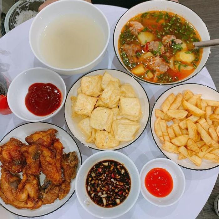 Mâm cơm nhỏ, ấm cả trái tim.
