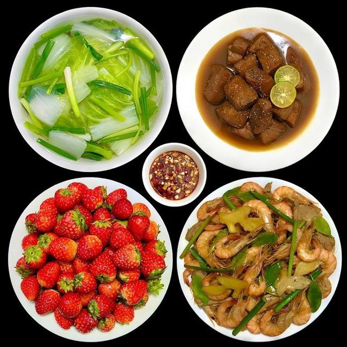 Thêm một mâm cơm gia đình ưu tiên các món ăn hải sản.