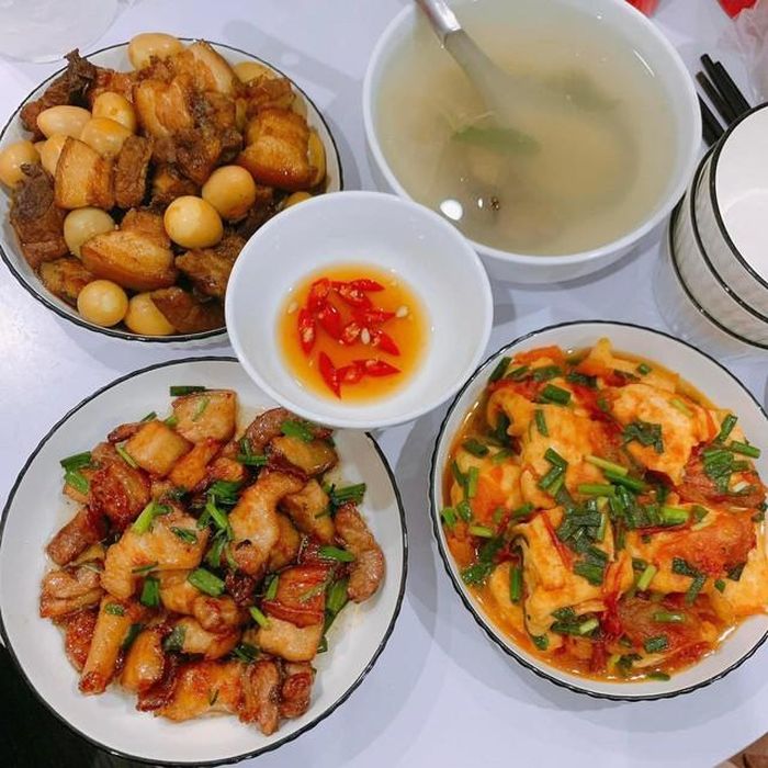 Mâm cơm đơn giản nhưng đong đầy hương vị đoàn viên.