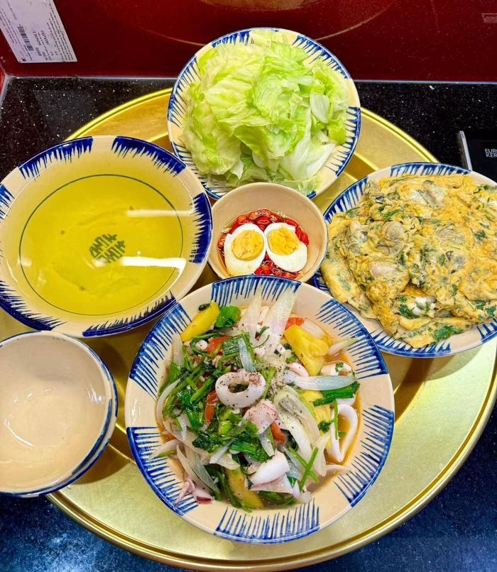 Bữa cơm cuối tuần là cơ hội để các thành viên quây quần, trò chuyện và chia sẻ sau một tuần bận rộn.