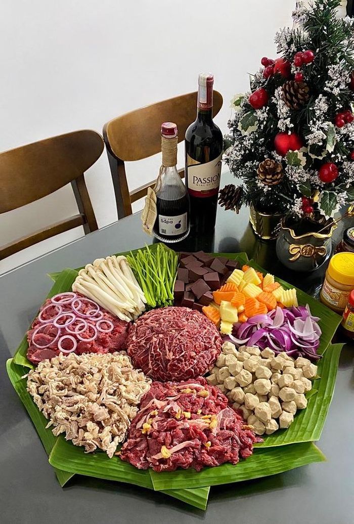 Ngày mưa gió rét lạnh có thể làm món lẩu bò để thưởng thức, bao gồm chả bò viên, gân bò, thăn bò, bắp bò.