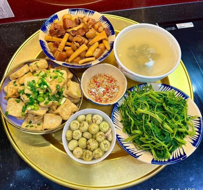 Mâm cơm gia đình là nơi yêu thương được sẻ chia và giữ gìn.