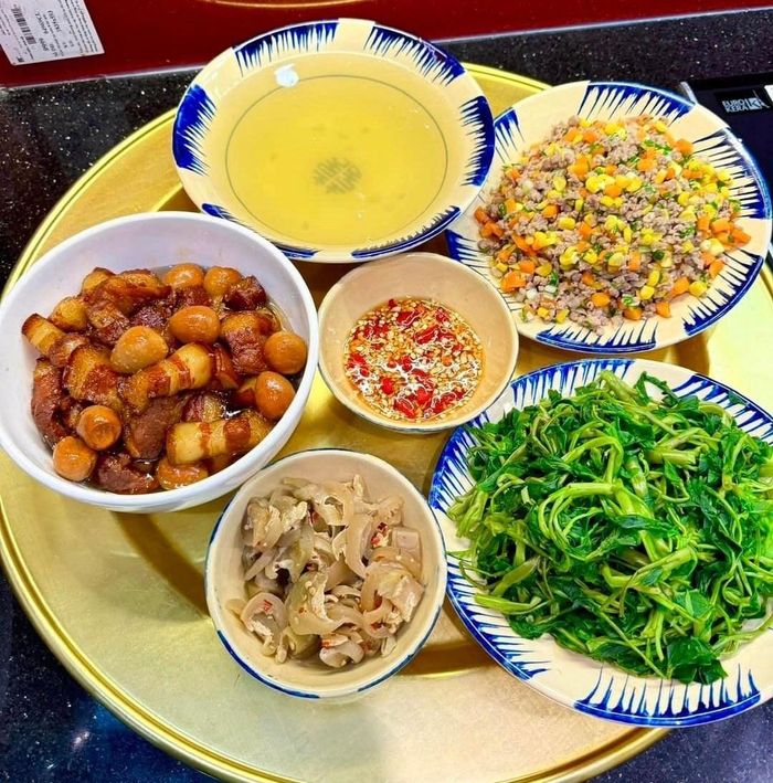 Mâm cơm nhà là nơi giữ tổ ấm.