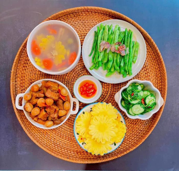 Mâm cơm gia đình là bến đỗ bình yên nhất của mỗi người.