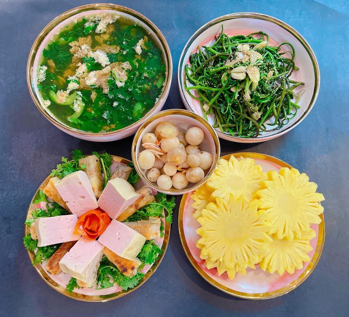 Bữa cơm gia đình là truyền thống được giữ gìn qua từng thế hệ.