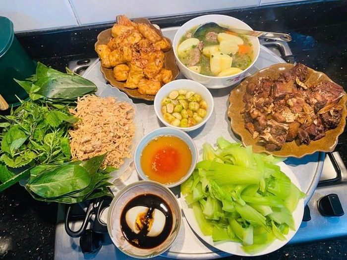 Tết không cần cầu kỳ, chỉ cẩn mâm cơm đầy đủ yêu thương.