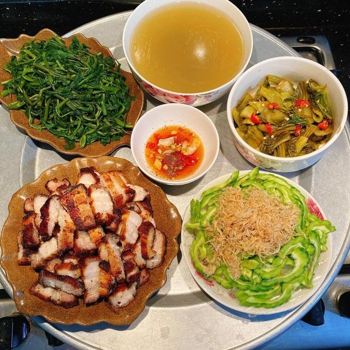 Mâm cơm giản dị nhưng chứa cả mùa xuân trong từng món ăn.