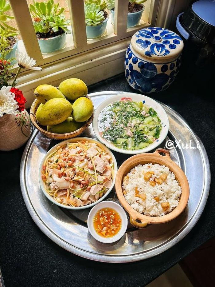 Mâm cơm ấm cúng với đầy nét truyền thống.