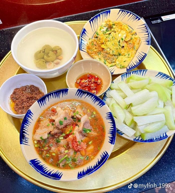 Trong không khí thân mật của bữa ăn, mọi người dễ dàng chia sẻ những câu chuyện trong tuần, niềm vui hay khó khăn.