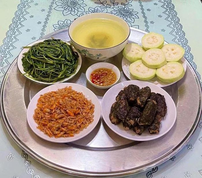 Những món ăn đơn giản nhưng vẫn tạo không khí ấm cúng.