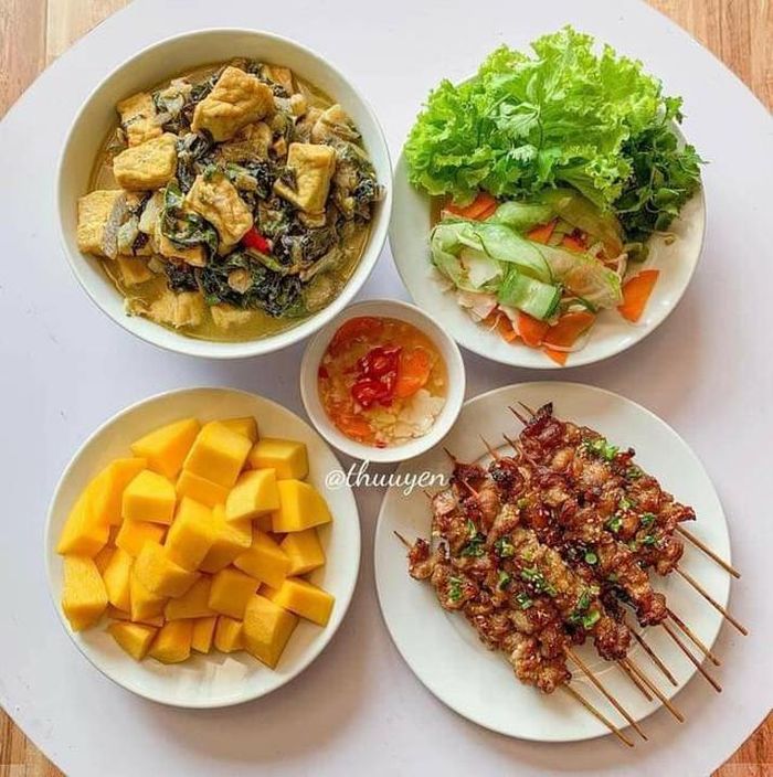 Nhà là bữa cơm sum vầy.