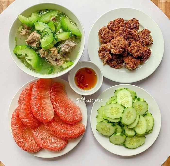 Hạnh phúc đơn giản là quây quần bên mâm cơm ấm áp cùng những người thân yêu.