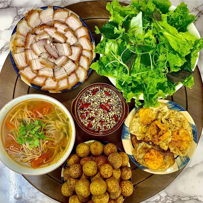 Cơm nhà không chỉ ngon vì thức ăn mà còn vì tình cảm chan chứa trong từng món.