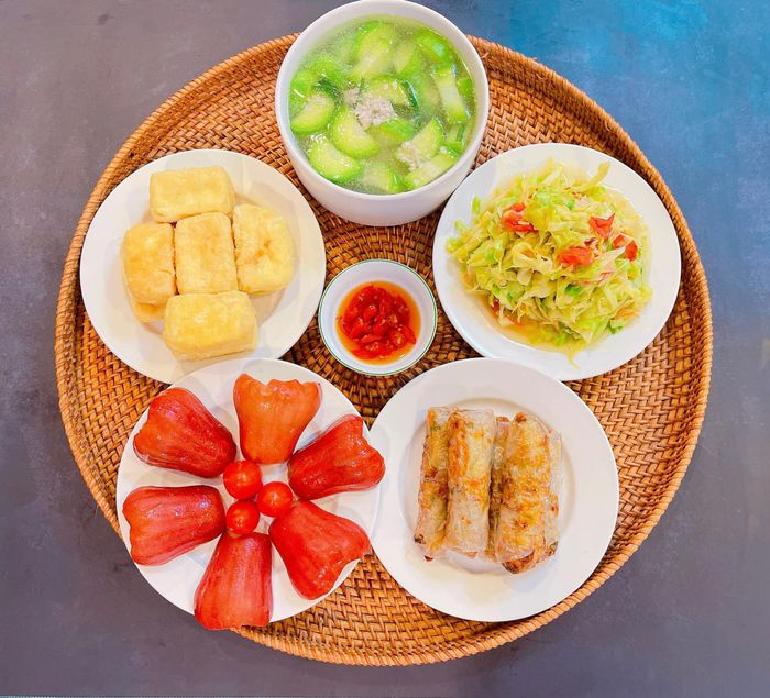 Cơm nhà là nơi thời gian trôi chậm lại, lưu giữ từng khoảnh khắc.