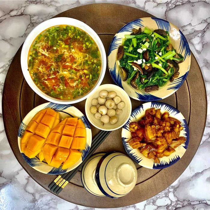 Đừng để những cong việc bận rộn làm lãng quên giá trị của một bữa cơm cùng gia đình.