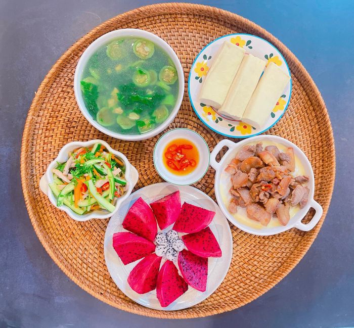 Mâm cơm gia đình là kho báu của những kỷ niệm quý giá.