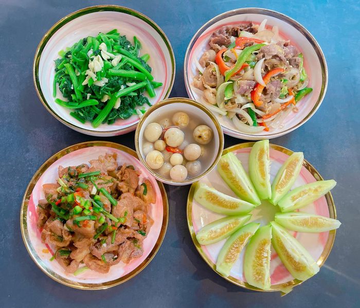 Mâm cơm nhỏ những chứa cả một bầu trời yêu thương.