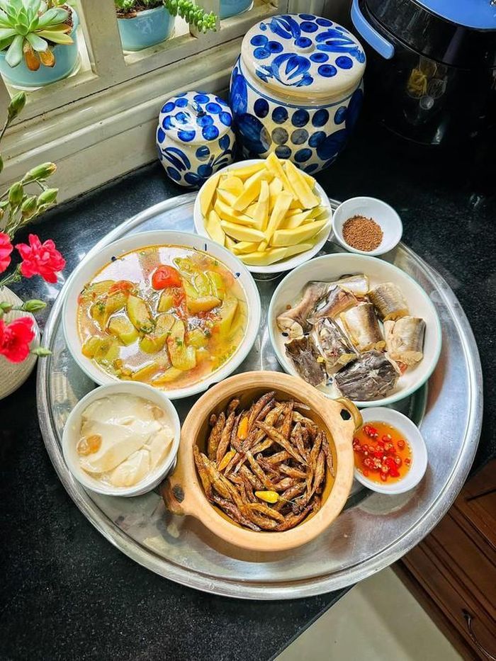 Mâm cơm gia đình là nơi ấm áp nhất.