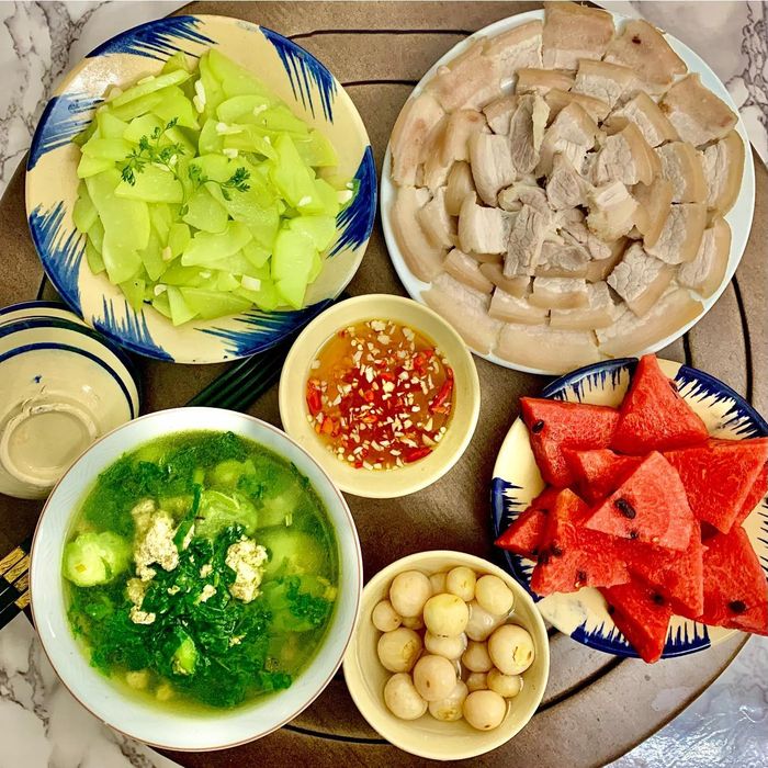 Một bữa cơm đơn sơ nhưng có đủ người thương là đủ đầy.