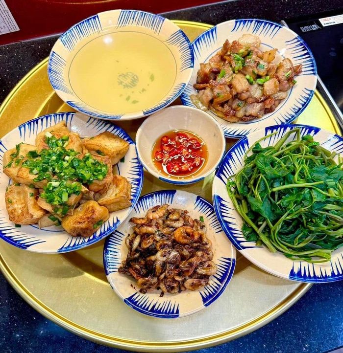 Mỗi bữa ăn là một kỷ niệm, từ câu chuyện đến những khoảnh khắc cười đùa.