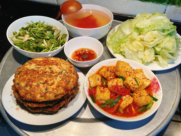 Mâm cơm Tết đơn giản là sợi dây gắn kết yêu thương.