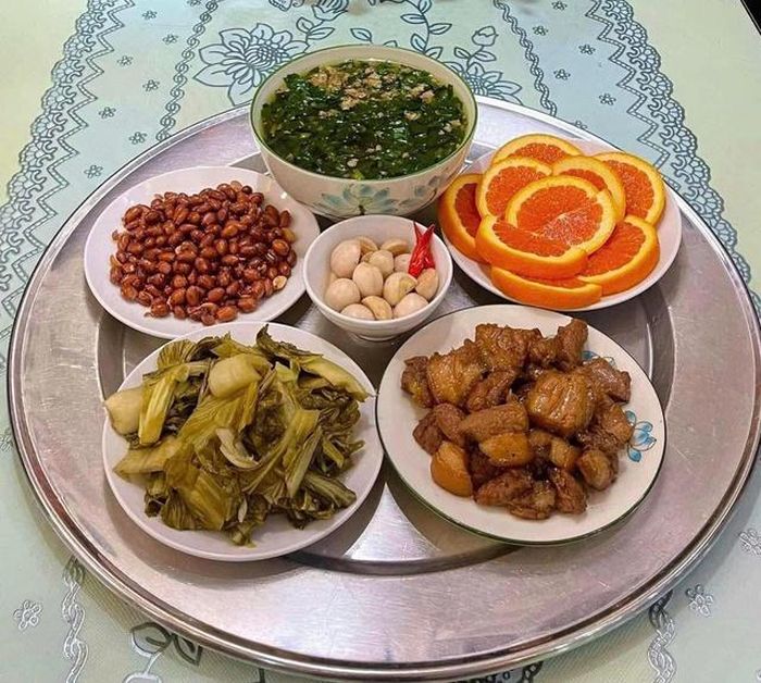 Mâm cơm đơn giản nhưng đủ món, không cầu kỳ.