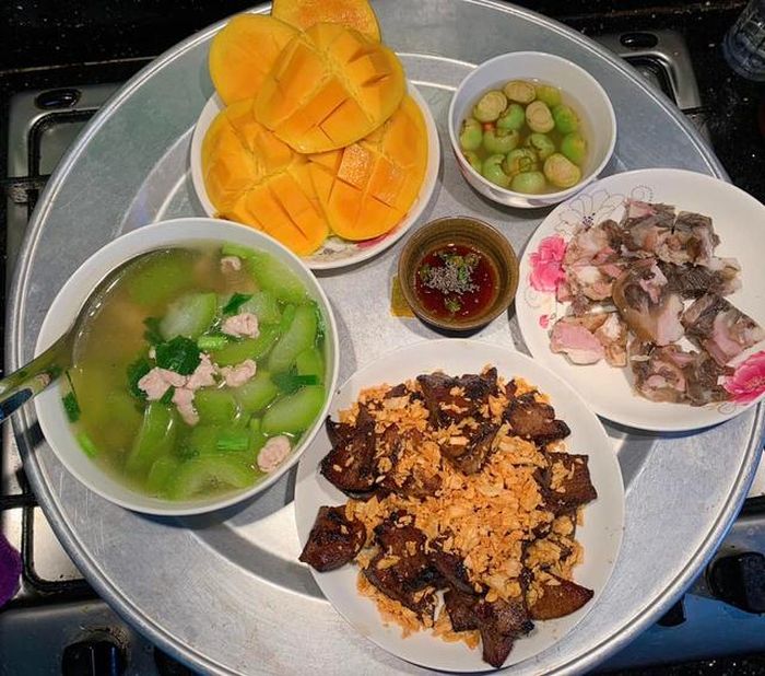Bữa cơm ấm, lòng người an.