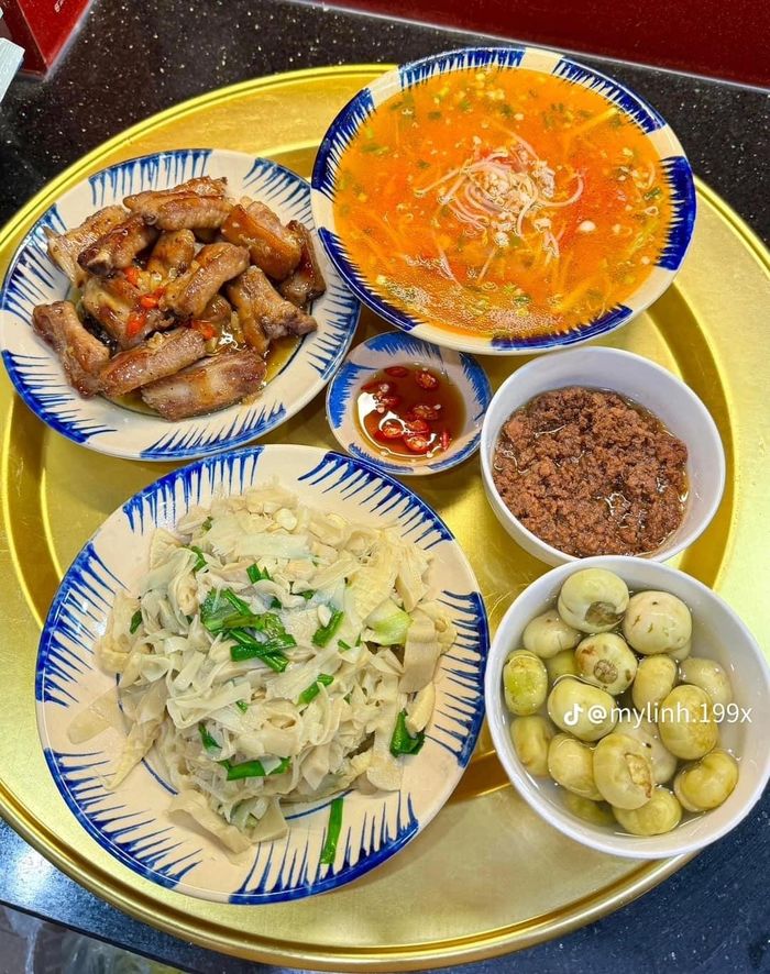 Mâm cơm gia đình là nét đẹp văn hóa lâu đời của người Việt.