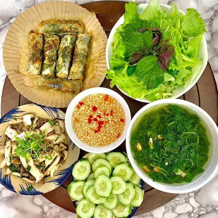 Gia đình hạnh phúc không phải là nhà cao cửa rộng mà là bữa cơm có đầy đủ người thương.