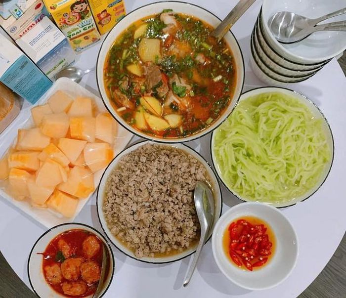 Cơm nhà, bát đũa chan đầy tình thân.