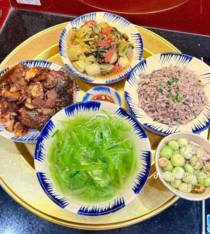 Mâm cơm giản dị nhưng chứa đầy cả bầu trởi yêu thương.