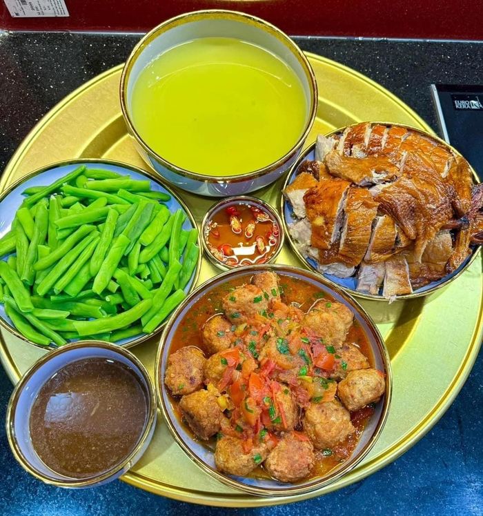 Khoảnh khắc ngồi bên nhau không chỉ giúp thấu hiểu mà còn làm sâu sắc thêm tình cảm gia đình.