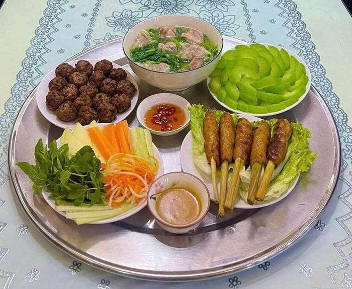 Bữa cơm nhỏ, tình thân lớn.