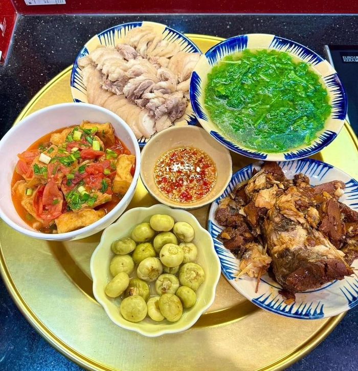 Cơm nhà không chỉ nuôi dưỡng cơ thể mà còn bầy đắp tình cảm.