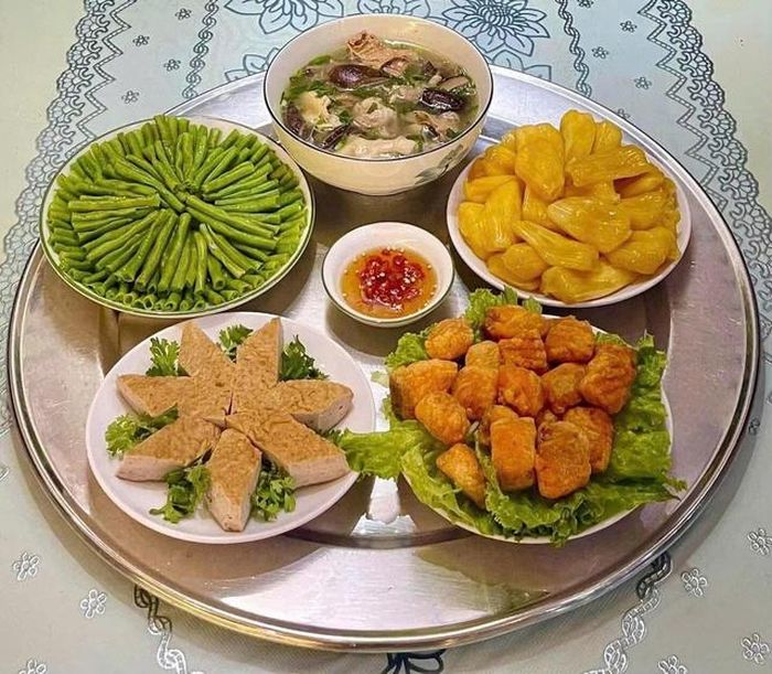 Mâm cơm đẹp mắt và đảm bảo dinh dưỡng.