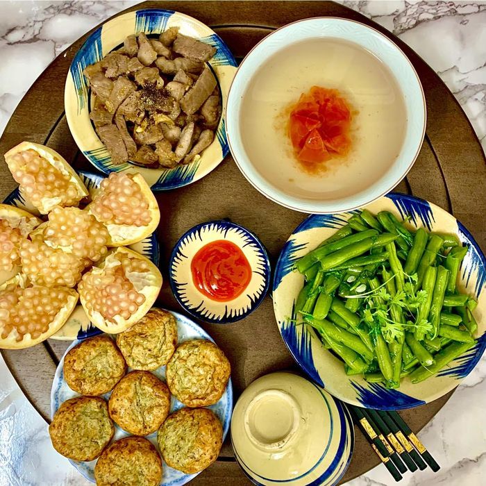 Mâm cơm nhà không chỉ nuôi sống cơ thể mà còn sưởi ấm trái tim.