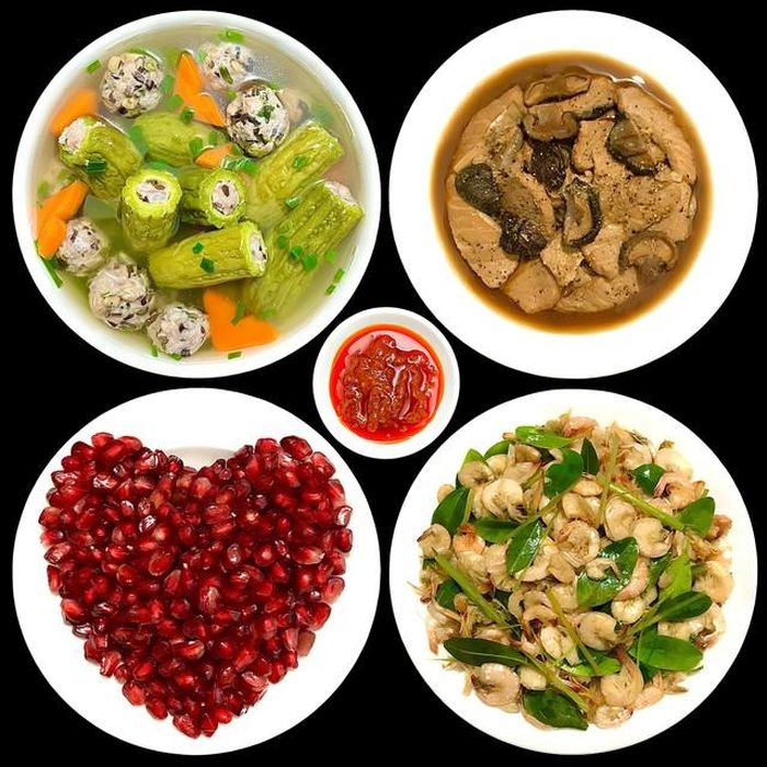 Điểm nhấn của mâm cơm là đĩa lựu được xếp hình trái tim bắt mắt.