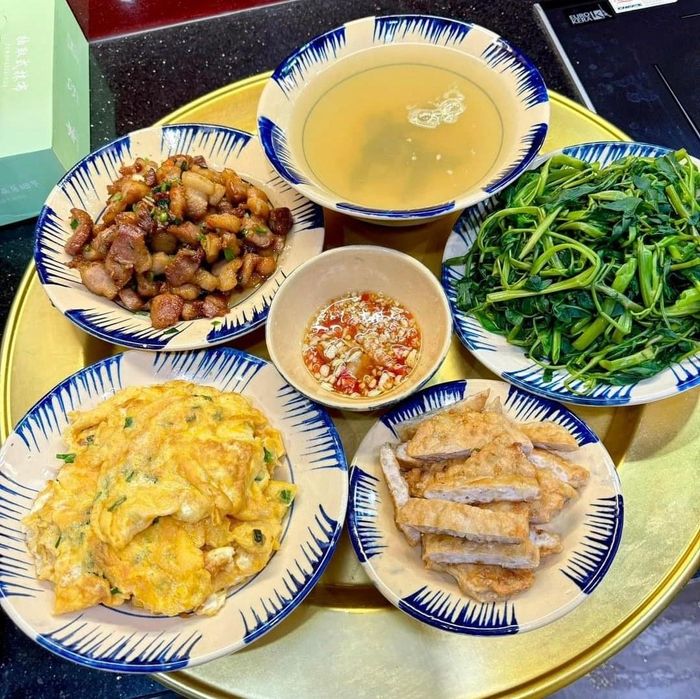 Mâm cơm cuối tần tuy giản dị nhưng lựa chứa đựng trọn vẹn sự ấm áp và yêu thương - điều mà không món ăn cao sang nào có thể thay thế được.
