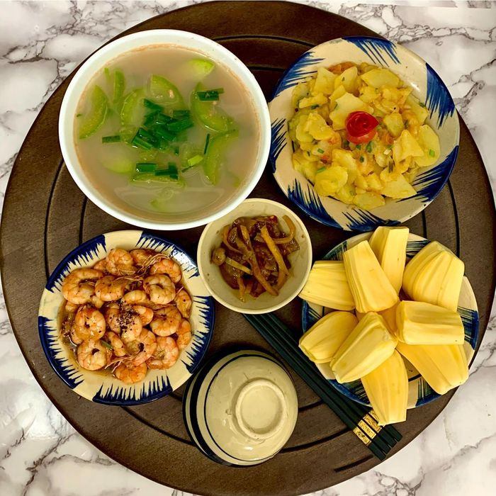 Bữa cơm gia đình là nơi những câu chuyện nhỏ bé trở thành kỷ niệm to lớn.