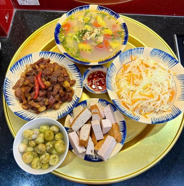 Một bữa cơm đầy đủ dinh dưỡng không chỉ giúp bù đắp sức khỏe mà còn là khoảng thời gian thư giãn tinh thần, giúp các thành viên phục hồi năng lượng và chuẩn bị tốt hơn cho tuần mới.
