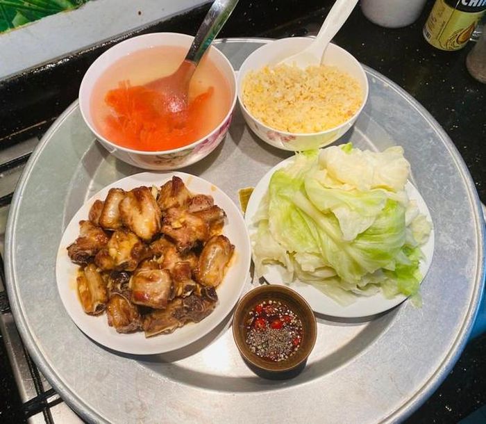 Một bữa cơm ấm lòng hơn ngàn món ăn cao sang.