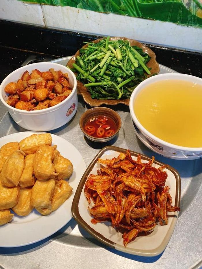 Mâm cơm sum vầy, hạnh phúc đong đầy.