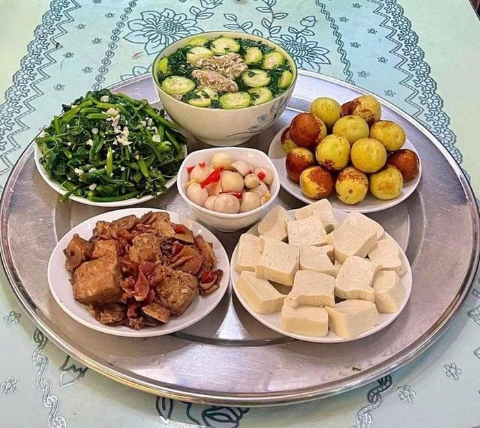 Mâm cơm gia đình đậm chất truyền thống, đầy đủ và hấp dẫn.