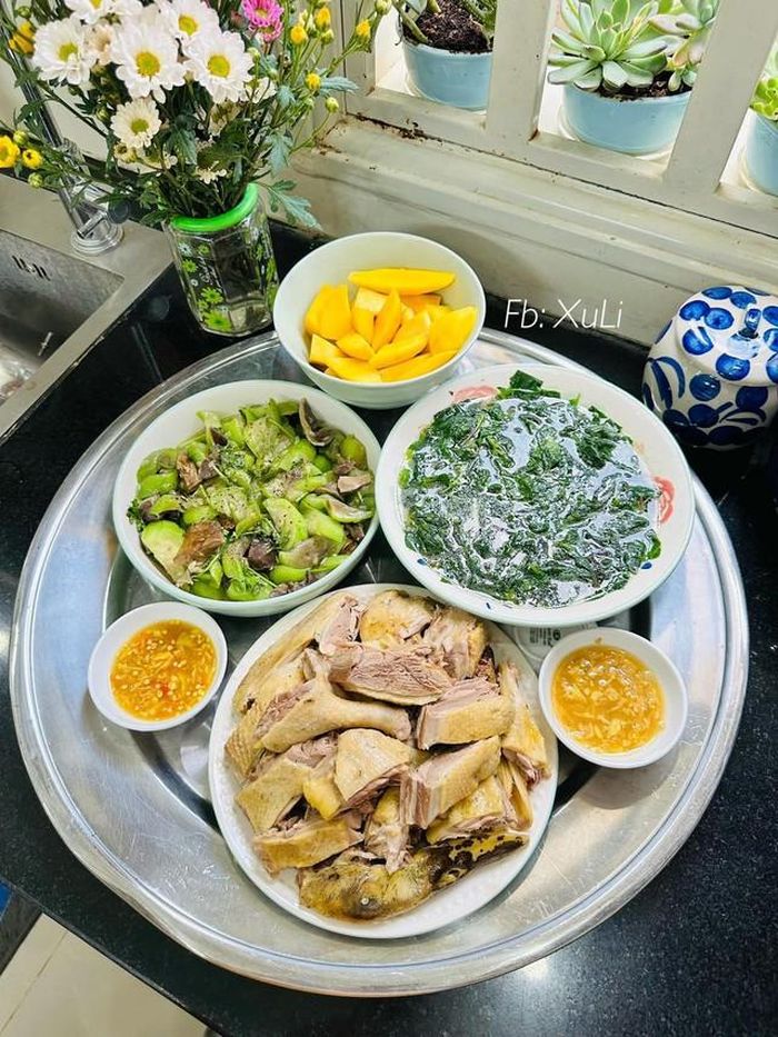 Yêu thương bắt đầu từ mâm cơm nhỏ.