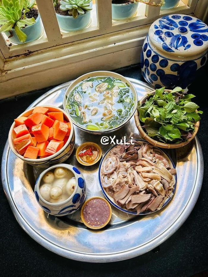 Mâm cơm gia đình là nơi ấm áp nhất.
