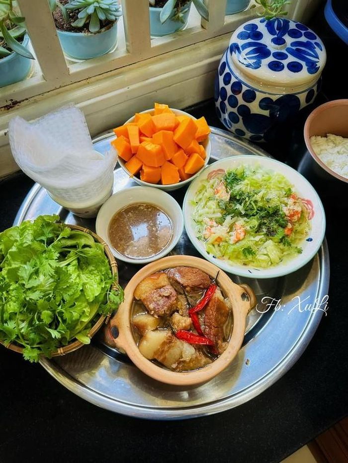 Mâm cơm đầy đủ dinh dưỡng mà không kém phần bắt mắt.