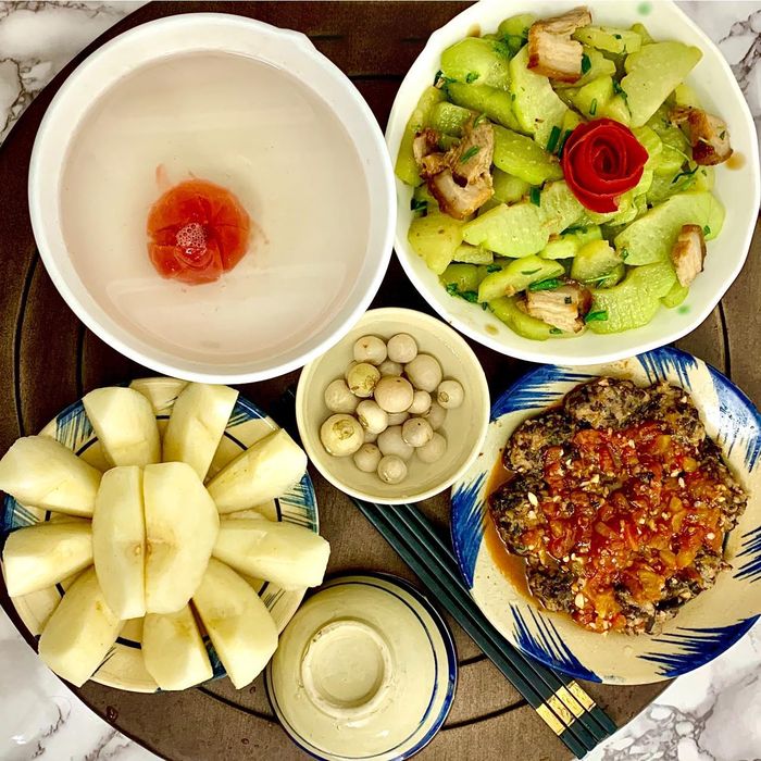 Dù đi đâu xa, bữa cơm nhà vẫn là nơi ấm áp nhất.