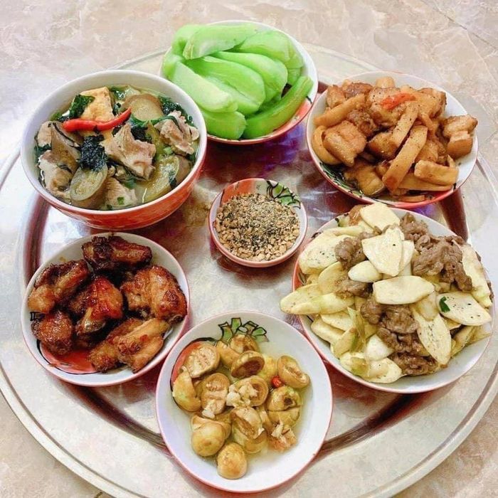 Mâm cơm gia đình giản dị nhưng đầy ắp yêu thương.