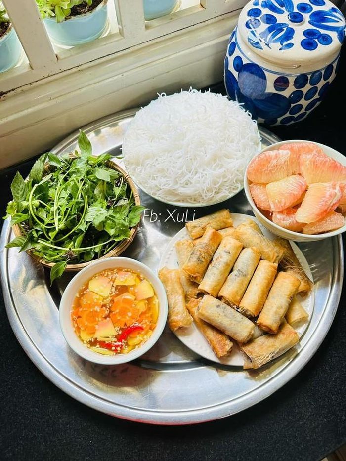 Có thể thay đổi khẩu vị cho cả gia đình bằng món bún nem đơn giản.