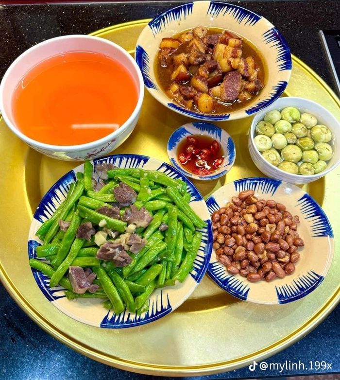 Trong bữa cơm, các thành viên lắng nghe và động viên nhau, giúp gia đình trở nên gần gũi hơn.